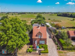 Bent u op zoek naar een instapklare, vrijstaande woning met veel ruimte, comfort en een grote tuin? Deze charmante open bebouwing in...
