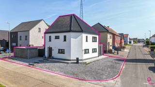 <p><span>Bij ImmoFusion 7/7 "open huis" : klik op onze 3D-TOUR.<br />Ervaar vastgoed alsof je er zelf doorheen loopt!</span></p>
<p>Deze vrijstaande en volledig opgefriste woning bevindt zich in een rustige en aangename woonwijk, net achter het bruisende centrum van Beringen. Op wandelafstand vindt u een warme bakker, scholen en diverse winkels – ideaal voor wie graag alles dichtbij heeft.</p>
<p>In 2019 onderging de woning een grondige renovatie. Zo werden de ramen en deuren vernieuwd, de muren opnieuw geïsoleerd en bepleisterd, de vloer vervangen, het dak volledig geïsoleerd en werd de zolder ingericht als volwaardige ruimte. Bovendien werd er overgeschakeld naar een energiezuinige HR-gasketel. Er zijn in totaal 14 zonnepanelen aanwezig op dak waardoor je een energielabel A scoort!</p>
<p>Bij het betreden van de woning komt u in een ruime inkomhal. Aansluitend bevindt zich een extra kamer die kan dienen als bureau, hobbykamer of een logeerkamer.</p>
<p>De lichtrijke leefruimte is ingedeeld in een apart zit- en eetgedeelte, met een aangenaam zicht op het terras. Vanuit de keuken, die voorzien is van voldoende opbergruimte en een ruime werkblad, geniet u via een schuifraam van directe toegang tot het terras en een mooi zicht op de verzorgde buitenruimte.</p>
<p>De gezellige overdekte terras vormt een mooie overgang tussen binnen en buiten en biedt in de zomer een extra leefruimte.</p>
<p>Op de eerste verdieping bevinden zich drie ruime slaapkamers, allen afgewerkt met laminaatvloer. De badkamer beschikt over een ligbad, lavabo met opbergmeubel en een hangtoilet.</p>
<p>De zolder is bereikbaar via een vaste trap en is ingericht als een master bedroom met een aparte dressing en make-upruimte. Dankzij het grote dakraam is deze ruimte bijzonder licht en aangenaam.</p>
<p>De woning staat op een onderhoudsvriendelijk, volledig omheind perceel met een zuidelijk georiënteerde tuin. Het terras achteraan werd mooi beklinkerd en biedt veel privacy. Aan de voorzijde is er voldoende parkeergelegenheid op eigen terrein.</p>
<p><span>Pluspunten:<br /></span><span>- Epc A!<br /></span><span>- instapklaar!<br /></span><span>- overdekt terras!<br /></span><span>- onderhoudsvriendelijk perceel!<br /></span><span>- leuke, rustige en centrale omgeving</span><span><br /></span><span>- nieuwe ramen en deuren!<br /></span><span>- Zonnepanelen 14 stuks<br /></span><span>- Buitenmuren volledig crepi</span></p>
Voor een bezichtiging ter plaatse of meer info, bel ons op 078/78.78.70, of kom gewoon binnen op ons kantoor!