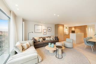 Res. Orfeo.<br />Idéalement situé dans la Zwaluwenlaan, à quelques pas de la digue et de la plage, cet élégant appartement de 3 chambres a été entièrement rénové en 2026, avec une attention particulière portée au confort, aux finitions et aux aménagements sur mesure.<br /><br />L’appartement dispose d’un séjour agréable et lumineux, au style contemporain. De nombreux placards intégrés et aménagements sur mesure ont été réalisés dans l’ensemble de l’appartement, offrant ainsi une harmonie parfaite et une organisation particulièrement fonctionnelle des espaces.<br />La chambre principale bénéficie de placards intégrés et d’une salle de bains attenante avec toilettes. Deux autres chambres complètent le bien. Chacune est équipée d’un lit et d’un lit superposé, et dispose de sa propre fenêtre. Ces deux chambres se trouvent à proximité d’une seconde salle de douche, idéalement située.<br />L’appartement dispose également d’une cave privative et d’un local à vélos. Il est en outre possible d’acquérir un garage avec un espace de rangement situé à l’arrière, au sein de la résidence. L’achat du mobilier est également envisageable.<br />Grâce à sa rénovation complète, à son agencement bien pensé et à son excellente situation à proximité de la mer, cet appartement est idéal comme résidence secondaire à la côte, mais convient également parfaitement pour un séjour confortable tout au long de l’année.<br /><br /><strong>Vous recherchez un appartement prêt à emménagerde 3 chambres à Knokke ? Contactez-nous dès aujourd’hui pour plus d’informations ou pour organiser une visite !</strong><br />Ref. A703