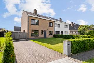<p>Deze instapklare woonst biedt een perfecte harmonie tussen ruimte, rust én comfort.<br />De ideale gezinswoning, zonder meer!<br /><br />Het EPC F hoeft geen breekpunt te zijn: mits een beperkte investering (installatie lucht-lucht warmtepomp) kom je reeds in een EPC label B terecht! EPC-simulatie op aanvraag.<br /><br />De woning bestaat uit:<br />- inkomhal met apart toilet<br />- bureau<br />- zeer ruime lichtrijke leefruimte<br />- verhoogde eethoek<br />- halfopen keuken met aansluitend berging<br />- apart toilet<br />- badkamer voorzien van ligbad en douche<br />- ruime garage én carport<br />- zonnige en gezellige tuin met tuinhuis<br /><br />Op de eerste verdieping:<br />- 4 ruime slaapkamers<br />- apart toilet<br />- toegang tot zolder via zolderluik<br /><br />Troeven?<br />- Rustig gelegen<br />- Maximale ruimte<br /><br />Deze prijs betreft een startprijs. Elk bod wordt voorgelegd aan de eigenaar die er al dan niet kan op ingaan.<br /><br />Meer informatie?<br />Contacteer Nicola via 0479/43 30 86<br />Altijd Welkom!</p>