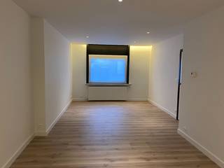 Deze charmante woning bevindt zich op een topligging in het centrum van Waregem. Alle faciliteiten zoals winkels, openbaar vervoer, station, ontspanning, enz. zijn op wandel- en fietsafstand. De woning combineert hedendaags wonen met ruimte tot in de nok!<br /><br />Indeling op het gelijkvloers:<br />- ruime inkomhal met trap en toegang tot de kelder<br />- grote leefruimte met laminaatvloer<br />- volledig ingerichte aparte keuken met keramische kookplaat, dampkap, oven, koelkast, spoelbak en vaatwasmachine<br />- berging/wasruimte: aansluitend aan de keuken.<br />- apart toilet met wastafel.<br /><br />Buiten geniet je van een gezellige stadstuin met achterliggende uitweg en een ruime berging/polyvalente ruimte.<br /><br />Op de eerste verdieping bevindt zich:<br />- nachthal op tussen verdiep met dressing<br />- ingerichte badkamer met ligbad, douche, lavabo en toilet<br />- 2 volwaardige slaapkamers.<br /><br />Op de dakverdieping is er een zeer ruime derde slaapkamer.<br /><br />De aparte garage is bereikbaar via de tuin of uitweg in de Putmanstraat naast de woning en dient bij gehuurd te worden aan 50 €/maand.<br /><br />Extra voorzieningen:<br />- Verlichtingsarmaturen<br />- CV op aardgas<br />- Waterverzachter<br />- Stads- en regenwater<br /><br />Beschikbaar vanaf 1/12/2026.