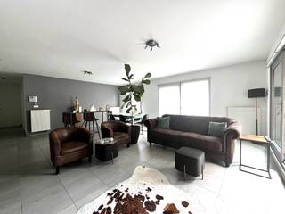 <strong>Prijs 760 €/maand en syndic 70 €/maand.<br />Beschikbaar vanaf 1 oktober 2026</strong><br />Dit ruime appartement<strong> </strong>beschikt over een <strong>terras van 15m² </strong>met zicht op de kerk, het marktplein en het Kasteelpark. Via de inkomhal van Residentie <strong>De Dreve</strong> komt men met de<strong> lift </strong>op de tweede verdieping. Bij het binnenkomen van het appartement komt men via een<strong> glazen deur</strong> in de leefruimte met <strong>geïntegreerde en uitgeruste keuken.</strong> De <strong>vele glaspartijen</strong> zorgen voor veel <strong>lichtinval. </strong>De <strong>nabijheid van winkels</strong> is zeker een pluspunt. Naast de <strong>berging</strong> bevindt zich het <strong>apart gastentoilet.</strong> Daarnaast bevindt zich de uitgeruste, ruime badkamer met bad (met douchefunctie) en lavabomeubel. 2 volwaardige slaapkamers maken het geheel compleet. <br /><br /><strong>TOPAPPARTEMENT OP EEN TOPLOCATIE !</strong><br /><strong>Wenst u een centraal gelegen app. met 2 slaapkamers en terras dan kunt u hier terecht.. </strong>