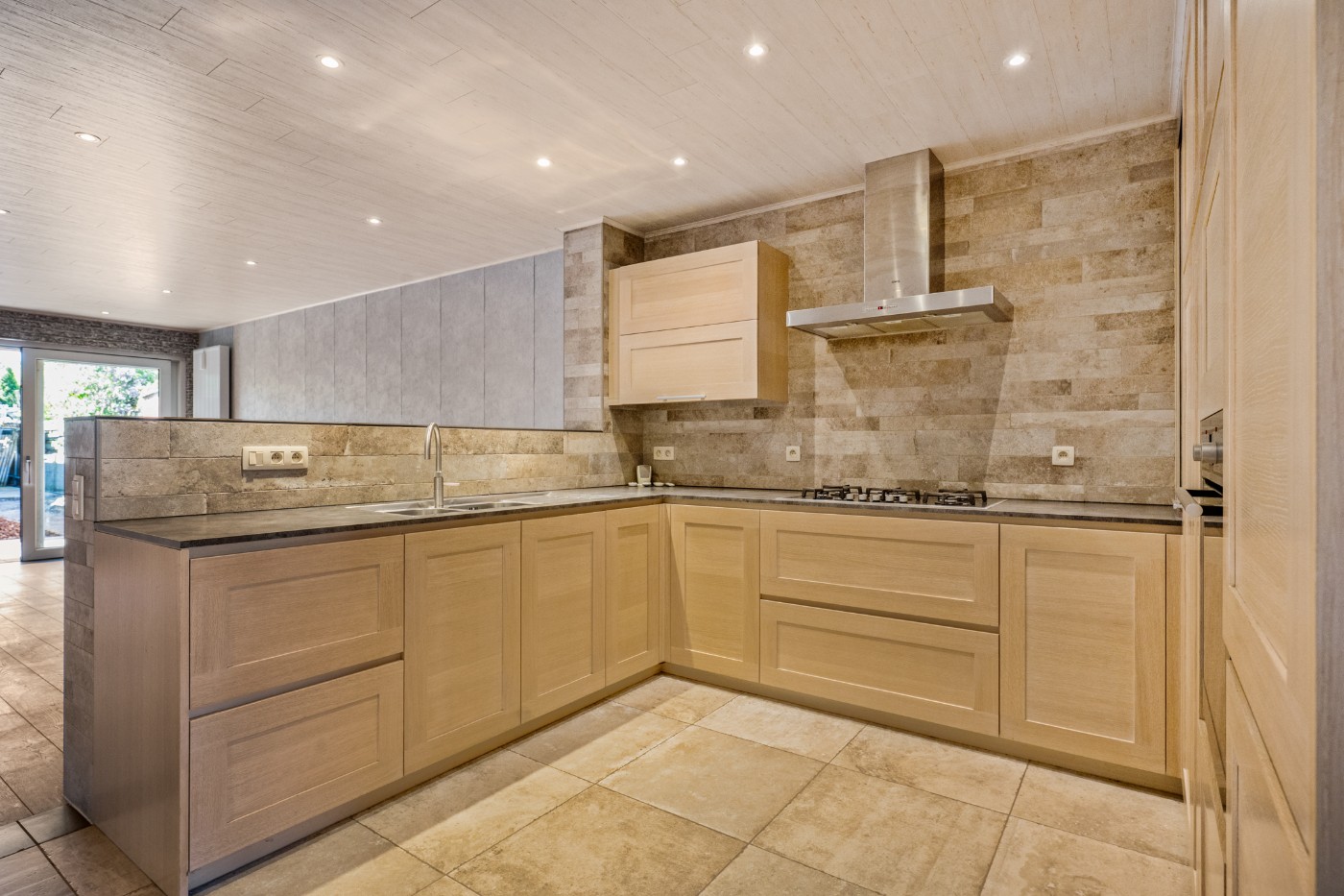 Instapklare woning in hartje Putte (Kapellen) met 3 garages, waarvan 2 ideaal als atelier, en een zonnige zuidgerichte tuin - foto 4