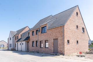 Unieke nieuwbouwwoningen of gronden op een landelijke ligging gelegen te Staden.<br />Perfect als eigen bewoning of investering.<br />Prijs vanaf 154.872,50 euro voor de gronden en 342.500 euro voor de woningen.<br /><br />De woningen bestaan uit:<br />Gelijkvloers: inkomhal - gastentoilet - trap naar boven- woonkamer - open keuken met aansluitende berging- zonnige tuin - inclusief carport ( exclusief voor lot 3 en 4) <br />Vraag hier over de mogelijkheden.<br /><br />Verdieping: drie slaapkamers - ingerichte badkamer met meubel en bad/douche apart toilet - toegang tot zolder met zoldertrap.<br /><br />De woning wordt afgewerkt volgens het standaard voorziene lastenboek.<br /><br />Wenst u meer info over deze prachtige nieuwbouwwoning? thijs@grouptrybou.be