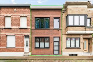 Deze gezellige woning is gelegen in de Mattheus Corvensstraat te Deurne, op een uitstekende locatie. U bevindt zich op wandelafstand van het Rivierenhof, openbaar vervoer, winkels en belangrijke invalswegen.<br /><br />Bij het betreden van de woning komt u terecht in een ruime inkomhal. Vanuit de hal heeft u toegang tot de lichtrijke leefruimte en een aparte bureauruimte, ideaal voor thuiswerk of als hobbykamer. Aansluitend aan de leefruimte bevindt zich de volledig uitgeruste keuken. Deze is voorzien van een vaatwasser, een 4-pits gasfornuis, dampkap, elektrische oven en voldoende opbergruimte.<br /><br />Naast de keuken bevindt zich de eerste badkamer en heeft u toegang tot de aangename tuin. Deze badkamer is uitgerust met een ligbad met douchefunctie, een lavabo in meubel en een toilet.<br /><br />De gezellige, zuidgerichte tuin biedt de ideale plek om te genieten van de zon. Achteraan de tuin bevindt zich bovendien een praktisch tuinhuis.<br />Op de eerste verdieping bevinden zich twee tot drie ruime slaapkamers (ca. 21 m², 19,5 m² en 14 m²), een aparte wasruimte met aansluitingen voor wasmachine en droogkast, en een volledig gerenoveerde badkamer (2022). Deze moderne badkamer beschikt over een inloopdouche, een lavabo en een hangtoilet.<br /><br />Troeven:<br />+ 3 ruime slaapkamers<br />+ Zuidgerichte, gezellige tuin<br />+ Achtergevel geïsoleerd (2025)<br />+ Vernieuwde badkamer (2022)<br />+ Ruime, volledig uitgeruste keuken<br />+ Gunstige ligging nabij Rivierenhof, winkels en openbaar vervoer<br />+ Conforme elektrische installatie<br /><br />Heeft u Interesse in deze woning? Neem dan contact op met VB Vastgoed op het nummer 03 337 50 70 of via info@vbvastgoed.be