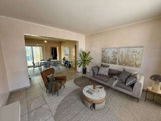 Vlak aan de dorpskern in Zingem treffen we deze zeer ruime woning aan. Dankzij zijn ideale ligging is de woning zeer vlot bereikbaar. De woning werd...