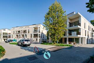 <strong>Green Square</strong> presenteert u 35 nieuwbouwappartementen en een winkelpand, letterlijk ónder de kerktoren van Sleidinge.<br /><br />Zeer comfortabel wonen: diverse winkels, scholen, horeca en openbaar vervoer (trein & bus) op wandelafstand. Bovendien wordt rond het project een leuke en rustgevende <strong>groenzone</strong> gecreëerd.<br />De parkeergelegenheden bevinden zich ondergronds.<br /><br />Het ontwerp voorziet in slim ingerichte appartementen met bijzondere aandacht voor energiezuinig en comfortabel wonen door onder andere de aanwezigheid van vloerverwarming in combinatie met een warmtepomp.<br /><br />Alle appartementen zijn voorzien van aangename terrassen, volledig ingerichte keuken en badkamer, leefruimte met semi-massief parket, …<br /><br /><strong>Actueel aanbod: nog 6 appartementen met 2 of 3 slaapkamers én 1 handelspand beschikbaar.</strong> De <strong>oplevering is weldra</strong> voorzien — ideaal voor wie snel wil verhuizen of verhuren.<br /><strong>6% BTW mogelijk</strong> indien u aan de voorwaarden voldoet (meer info op kantoor).<br />De gebruikte foto's zijn algemene sfeerbeelden van het project. <br /><br /><em>Indeling van het handelspand:<br />Casco handelspand met een oppervlakte van 128 m², privé terras van 59 m².</em><br /><br />Maak snel een afspraak om samen met onze projectverantwoordelijke om ter plaatse een bezoek te plannen!<br />Bel naar 0498 50 50 94 of mail naar verkoop@vastgoeddevos.be.