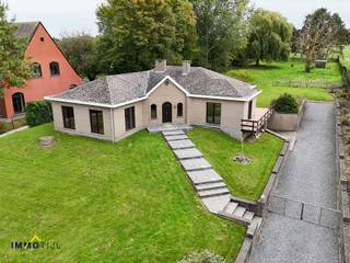 <p>Deze ruime en goed onderhouden villa verwelkomt u met een <strong>inkomhal met gastentoilet</strong>. De lichtrijke woonkamer met gezellige schouw sluit mooi aan op de <strong>ruime keuken</strong> met zicht op de tuin. Boven vindt u<strong> drie volwaardige slaapkamers</strong> en een badkamer met bad, douche en dubbele lavabo.<br /><br /></p>
<p>De woning staat op een zeer ruim perceel van meer dan 30 are, waardoor u geniet van <strong>veel privacy en ruimte.</strong> Achteraan ligt een diepe, zonnige <strong>zuidgerichte tuin met terras</strong> waar u volop kan ontspannen. Het achterste deel van de tuin is bovendien ideaal om dieren te houden. <strong>De brede oprit en inpandige garage</strong> zorgen bovendien voor extra comfort.<br /><br /></p>
<p>De woning is <strong>volledig onderkelderd</strong>. De kelder biedt de mogelijkheid om een wasplaats, hobbyruimte en/of fitnessruimte in te richten, zodat u deze ruimte volledig kan benutten.<br /><br /></p>
<p>Verder beschikt de villa over een<strong> conforme elektrische installatie en dubbele beglazing.</strong> Via de virtuele rondleiding kan u alvast een eerste indruk krijgen!<br /><br /><br /></p>
<p>De ligging in het rustige Baardegem is een absolute meerwaarde. U woont er in een charmant en groen dorp, waar rust en privacy centraal staan, maar toch met een vlotte verbinding naar Aalst en de omliggende gemeenten. Winkels, scholen en openbaar vervoer zijn makkelijk bereikbaar, waardoor deze locatie zowel voor gezinnen als voor wie rust zoekt ideaal is.<br /><br /></p>
<p>Voor meer informatie of het plannen van een bezichtiging, contacteer Tijl op 0477 44 86 11.</p>