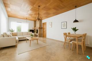 Verrassend ruime ééngezinswoning met <strong>drie slaapkamers</strong> en een onderhoudsvriendelijke stadstuin met garagebox en uitweg achteraan het perceel. Inkomhal, ruime woon- en eetkamer met aansluitend de keuken die plaats biedt voor een extra eettafel. Aansluitend de keuken bevinden zich o.a. de berging, het apart gastentoilet, de stookkamer met douche en doorgang naar de tuin én nog een extra berging die doorgang geeft van de straat naar de tuin. Nachthal, de badkamer met ligbad, toilet en wastafel, alsook drie slaapkamers waarvan twee ruime en één kleinere. De woning beschikt over een zonnige, eenvoudig te onderhouden tuin met terras en garage. Deze laatste is voorzien van een automatische sectionaalpoort en is ruim genoeg zodat er nog extra stockagemogelijheden zijn. CV op stookolie (2001) | Elektriciteit niet conform | EPC label E - renovatieverplichting van toepassing |Hoofdzakelijk enkele beglazing houten schrijnwerk | Uitweg achteraan en langs de zijkant van de woning. Bereken hieronder de renovatiekosten via de Setle app https://web.setle.app/nl-be/estates/f2784c3a-423e-40cd-b1fb-e26fbd769ec9/renovation. <em>Ieder voorstel vanaf €219.000 word voorgelegd aan de eigenaar en wordt in overweging genomen. </em>Laurence (BIV 541 501) organiseert voor deze woning de bezoeken, mits het maken van een afspraak.