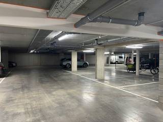 Parking space for rent — Eksterhof, Deurne<br />For rent: a parking space located in the beautiful Eksterhof new construction project at Eksterlaar 25 in 2100 Deurne.<br />Eksterhof is a high-quality new construction project consisting of 35 homes, located in green Deurne-Zuid, near the popular Boekenberg Park. The project is located in a quiet and car-free interior, pleasantly enclosed between the Eksterlaar and the Van Den Hautelei.<br />-Located in a modern new building<br />-Safe and covered<br />-Quiet, car-free environment<br />-Within walking distance of Boekenberg Park<br />-Easy accessibility<br />For more information or to schedule a viewing, please contact us.<br /><br />Register of measures: no