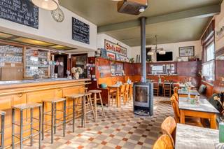 Dit veelzijdige gebouw voor gemengd gebruik biedt een unieke combinatie van wonen en ondernemen. De eigendom omvat een karaktervolle polyvalente...