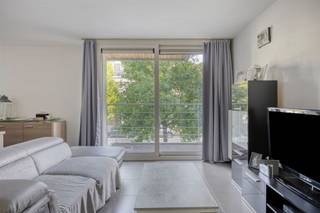 <p><span><span>Dit centraal gelegen appartement bevindt zich op wandelafstand van het centrum van Aalst, winkels, scholen en openbaar vervoer, en biedt een vlotte verbinding naar de E40. </span></span><br /><span><span>Het appartement is gelegen op de eerste verdieping en omvat een inkomhal, een lichtrijke woonkamer met eetruimte en een volledig uitgeruste open keuken, aangevuld met een praktische berging. </span></span><br /><span><span>Verder beschikt het over twee slaapkamers, een badkamer en een afzonderlijk toilet met lavabo. </span></span><br /><span><span>Aan de straatzijde bevindt zich een gezellig terras.</span></span></p><p><span><span>Het gebouw is uitgerust met een lift.  </span></span><br /><span><span>Zeer gunstig EPC-label: A en elektriciteit conform.</span></span></p><p><span><span>Het appartement is momenteel verhuurd aan een aantrekkelijke huurprijs, waardoor het een uitstekende investeringseigendom vormt met een onmiddellijk huurrendement.</span></span></p><br />
