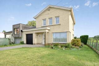 Vlak bij het centrum van Anzegem treffen we deze te renoveren halfopen woning met prachtig zicht over de velden.Welkom in deze charmante woning die...