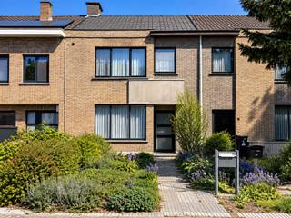 Goed gelegen woning met garage en 3 slaapkamers.Via de inkomhal met gastentoilet komen we terecht in de gezellige leefruimte met aansluitend de keuken. Vanuit deze ruimte is er toegang tot een aparte berging met de aansluitingen voor wasmachine en droogkast.Vanuit de keuken en living is er zicht op de tuin met achterin de garage welk bereikbaar is via een erfdienstbare uitweg. Op de eerste verdieping bevinden zich 3 slaapkamers, traphal en badkamer met hang WC, enkele lavabo en inloopdouche.Tot slot beschikt de woning over een ruime zolderverdieping die gebruikt kan worden als extra opbergruimte.Keuken, badkamer en dak werden reeds vernieuwd in de periode 2018-2022De woning is gelegen in een aangename en vlot bereikbare omgeving aan de stadsrand van Mechelen. In de nabije omgeving bevinden zich diverse winkels, scholen, openbaar vervoer en andere voorzieningen voor het dagelijkse comfort. Voor ontspanning kan men terecht in het centrum van Mechelen of in de omliggende groene zones en fietsverbindingen. Dankzij de gunstige ligging nabij belangrijke invalswegen, openbaar vervoer en het station van Mechelen geniet deze locatie bovendien van een vlotte verbinding naar Brussel, Antwerpen en omliggende gemeenten.