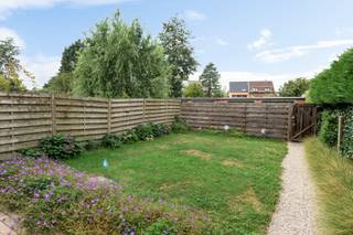 Dit verzorgde gelijkvloersappartement combineert twee volwaardige slaapkamers met een zonnige westgerichte tuin en het comfort van een kleinschalig gebouw. Gelegen in het centrum van ’s-Gravenwezel, waardoor winkels en dagelijkse voorzieningen vlot bereikbaar zijn. Tegelijk geniet u van het residentiële en groene karakter waarvoor de omgeving gekend is, met goede verbindingen richting Schilde en omliggende gemeenten.<br /><br /><strong>Indeling</strong><br /><br />Via de verzorgde gemeenschappelijke inkomhal bereikt u het appartement. De private inkomhal beschikt over een vestiairegedeelte en gastentoilet.<br />Vooraan bevinden zich de ruime woon- en eetkamer met aansluitend de geïnstalleerde keuken. Verder beschikt het appartement over een badkamer met douche en lavabomeubel.<br /><br />Achteraan liggen twee volwaardige slaapkamers, rustig georiënteerd naar de tuinzijde. Vanuit één van de slaapkamers heeft u rechtstreeks toegang tot de <strong>zonnige westgerichte tuin</strong>: een aangename buitenruimte waar u vooral in de namiddag en avond van de zon kunt genieten. Via de tuin bereikt u eveneens de garages achteraan het perceel.<br /><br />De garage kan <strong>optioneel worden aangekocht voor € 20.000</strong>.<br /><br /><strong>Bijzonderheden</strong><br />EPC B, conforme elektriciteit, lage gemeenschappelijke kosten en slechts en kleine gemeenschap.<br />Beschikbaarheid mits inachtname huurder.<br />Bewoonbare oppervlakte 93m² volgens het EPC-attest.