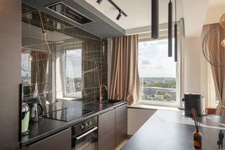 Gerenoveerd 2 slaapkamer appartement met loft-feeling, panoramisch uitzicht en vlakbij de stad!Ontdek dit recent gerenoveerde appartement van 90 m²...