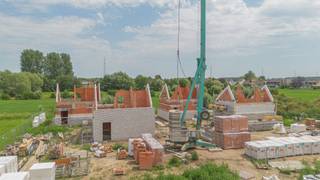 <h3><span>Jouw natuurwoning in Hof ter Heiken</span></h3><p><span>Deze natuurwoning maakt deel uit van een uniek woonconcept waar duurzaam wonen, privacy en eenvoud centraal staan. Dankzij de slimme architectuur en de doordachte indeling geniet je van alle voordelen van een vrijstaande woning, gecombineerd met een beperkt onderhoud en een betaalbaar totaalplaatje.</span></p><p><span>Troeven van deze natuurwoning:</span></p><ul><li><span> Vrijstaande woning met een uniek woonconcept</span></li><li><span> Praktische en efficiënte indeling met maximale ruimtebeleving</span></li><li><span> 2 slaapkamers</span></li><li><span> Privatief terras aansluitend op gemeenschappelijk groen</span></li><li><span> Privatieve staanplaats en tuinberging</span></li><li><span> Grote raampartijen voor een optimale lichtinval</span></li><li><span> Energiezuinig dankzij geothermie en zonnepanelen</span></li><li><span> Gelegen in een rustige, groene en autoluwe omgeving</span></li><li><span> Onderhoud van het gemeenschappelijke groen wordt verzorgd</span></li><li><span> Vandaag nog de mogelijkheid om de afwerkingsmaterialen naar eigen smaak te kiezen</span></li><li><span> De woning bevindt zich in een vergevorderd bouwstadium, waardoor een snelle oplevering mogelijk is</span></li><li><span> Beslis vandaag en geniet binnenkort van een instapklare, duurzame nieuwbouwwoning.</span></li></ul><p><span> </span></p><p><span>Ontdek de specifieke indeling, oppervlaktes en kenmerken van deze natuurwoning en laat je verrassen door een uniek woonconcept waar betaalbaarheid, comfort en natuur samenkomen.</span></p><p><span> </span></p>