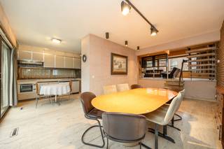 <p>Solide opbrengstgebouw met een architecturale meerwaarde, gelegen in centrum van Strombeek-Bever. Het gebouw is vergund als 2 eenheden en is ingedeeld als volgt: een duplexappartement (135m²) met 4 slaapkamers, een badkamer, een ingerichte keuken, woon- en eetkamer met rechtstreekse toegang tot het terras en de tuin. Het appartement (101m²) op de 2e verdieping bestaat uit een ingerichte keuken, een woon- en eetkamer met toegang tot het terras, 2 slaapkamers en een ruime badkamer. Op straatniveau zijn er nog 2 aparte garageboxen, telkens met een bijhorende kelder met de aansluiting voor een wasmachine. Het gebouw beschikt over aparte tellers voor gas en elektriciteit + tussentellers voor het water en is overal voorzien van aluminium ramen met dubbele beglazing. EPC: D (duplex) en B (appartement 2e). Ideaal om één groot appartement zelf te gebruiken en het tweede appartement te verhuren als belegging! Mogelijke huurinkomsten na vernieuwingswerken: 2900 EUR/mnd (1600 EUR + 1300 EUR).</p>