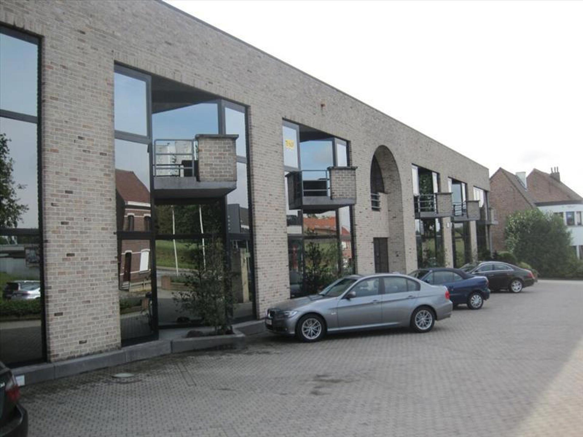 Aangename kantoorruimte naast de E40 in Ternat. Ruimte op de gelijksvloer van 130m² beschikbaar. Eigen kitchenette kan geplaatst worden.
