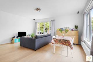 Prima instapklaar appartement grens Mortsel/Wilrijk/Edegem. In een kleinschalig gebouw treffen we dit volledig gerenoveerd appartement op een...