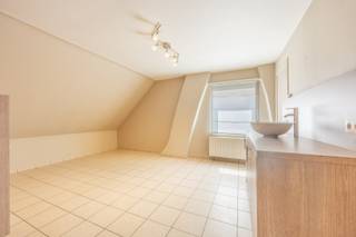 Op zoek naar een commercieel pand op een absolute toplocatie in Waregem?<br />Dit ruime handelspand biedt tal van mogelijkheden voor wie zichtbaarheid, bereikbaarheid én comfort belangrijk vindt. Dankzij de uitstekende ligging ben je hier verzekerd van maximale visibiliteit voor jouw zaak of praktijk.<br /><br />MOMENTEEL INGERICHT ALS SCHOONHEIDSINSTITUUT<br /><br />TROEVEN:<br /><br />* TOPLOCATIE met maximale zichtbaarheid<br />* PRIVATE PARKEERPLAATSEN voor klanten en personeel<br />* MEERDERE RUIMTES – ideaal voor kantoor, praktijk, studio, showroom…<br />* TWEE VERDIEPINGEN – heldere indeling en veel ruimte<br />* GOED ONDERHOUDEN<br /><br />INDELING:<br />Op het gelijkvloers vinden we een ruime inkomhal met wachtruimte of ontvangstruimte. Verder zijn er meerdere aparte praktijk- of kantoorruimtes, ideaal voor vrije beroepen, ondernemers. <br /><br />Op de eerste verdieping zijn er extra werkplekken, opslagmogelijkheden of vergaderruimtes, afhankelijk van jouw noden. Dankzij de flexibele indeling kan dit pand makkelijk aangepast worden aan jouw activiteit.<br /><br />Bovendien is er parkeergelegenheid voorzien op het terrein, wat een enorme meerwaarde biedt voor klanten, bezoekers of medewerkers.<br /><br />Dit handelspand is perfect voor wie op zoek is naar een goed bereikbare, instapklare en professionele locatie in Waregem.<br /><br />Benieuwd naar de mogelijkheden? Neem dan zeker contact op! <br /><br />Ref. LS/25046/K<br />EPC: 447 kWh/m² UC: 20230819-0002966118-KNR-1