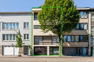 Een woning met een verhaal en uitzonderlijk veel ruimte. Deze karaktervolle eengezinswoning in naoorlogs modernistische stijl werd in 1970 ontworpen door architect <strong>Hubert Semal</strong> voor het echtpaar Celis, in samenwerking met beeldhouwer <strong>Albert Poels</strong>, bekend van de iconische Lange Wapper aan Het Steen. De uitgesproken architectuur, het gebruik van travertin, grote raampartijen en de verrassend doordachte indeling geven de woning tot vandaag een heel eigen karakter. Die eigenheid wordt mooi aangevuld door de ligging aan de Nieuwdreef: centraal in Merksem, met winkels, scholen, openbaar vervoer en belangrijke verbindingswegen vlot binnen bereik, terwijl ook parken en groenzones in de omgeving zorgen voor de nodige ademruimte.<br /><br /><strong>Indeling</strong><br />De woning is toegankelijk via de inkomhal met gastentoilet en vestiairegedeelte of rechtstreeks via de garage met automatische poort.<br />Op het gelijkvloers bevinden zich een polyvalente ruimte, momenteel ingericht als bureau, een wasplaats met lavabomeubel en de veranda met zicht op de zonnige zuidwestgerichte tuin.<br /><br />De<strong> eerste verdieping</strong> vormt het hart van de woning. De ruime en lichtrijke woonkamer met houthaard in travertin vloeit over in de eetruimte, waar een decoratieve travertinwand een uitgesproken architecturaal accent vormt. Aansluitend bevindt zich de kwalitatieve keuken met granieten werkblad. De leefruimtes zijn afgewerkt met een mooie strokenparket en beschikken zowel voor- als achteraan over een balkon.<br /><br />Op de<strong> tweede verdieping</strong> bevinden zich drie volwaardige slaapkamers, waaronder een royale hoofdslaapkamer met ensuite dressing. De badkamer beschikt over een douche in ligbad, lavabo en ingemaakte kasten. Daarnaast is er een afzonderlijk toilet.<br /><br />Ook de <strong>derde verdieping</strong> biedt nog eens drie slaapkamers, waarvan één bijzonder ruim, en een tweede volwaardige badkamer met douche in ligbad, lavabo en ingemaakte kasten. Ook op deze verdieping bevindt er zich een afzonderlijk toilet.<br /><br />De woning is bovendien <strong>volledig onderkelderd</strong> en biedt daardoor bijzonder veel extra ruimte voor hobby's, opslag of andere invullingen. Er is een lift verbindt oorspronkelijk alle bouwlagen tot en met de kelder.<br /><br /><strong>Bijzonderheden</strong><br />6 slaapkamers, 2 badkamers, EPC B, 16 zonnepanelen, elektriciteit zal conform worden afgeleverd, zonnige zuidwesttuin, polyvalente ruimte op het gelijkvloers en uitzonderlijke hoeveelheid bruikbare oppervlakte.