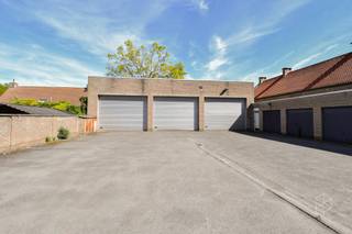 OOSTKAMP - Goed gelegen instapklaar appartement met terras, 3 slaapkamers, kelderberging en garage.<br /><br />INDELING: inkom met afzonderlijk toilet, ruime living met zit - eetplaats en terras, keuken met eetplaats, 3 slaapkamers, berging/wasplaats en badkamer.<br /><br /><strong>Informatie:</strong><br />- EPC 251 kWh/m² UC3244786<br />- Gelegen in het centrum van Oostkamp, vlakbij winkels, scholen, openbaar vervoer,E40 ... <br />- Woonopp 150m2<br />- Kelderberging<br />- LIFT aanwezig!<br /><br />Garagebox : 31.000 EUR<br /><br />Contacteer PERSPECTIEF VASTGOED – 7 op 7 bereikbaar – voor meer informatie of een bezoek.<br />Bel 050/550.750 of mail naar info@perspectiefvastgoed.be.<br />