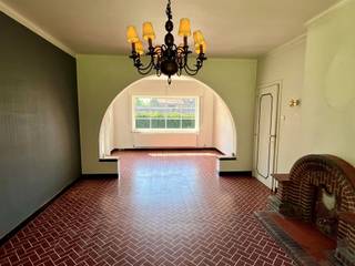 Aangename woning met inkomhall, afzonderlijk W.C., living, keuken, garage. Op de verdieping vinden we 3 slaapkamers, badkamer en in te richten...