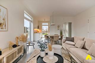 <strong><u>Kwalitatief en betaalbaar wonen aan de Westkust</u></strong><br />Groen genesteld, maar vlakbij alles. Kwalitatief, maar betaalbaar. Comfortabel, maar energiezuinig. Strak gevormd, maar heel gezellig. Maak kennis met Woonwijk Zoetwaterlande: een splinternieuwe, gemoedelijke buurt waar het leven zoet is. In de wijk zijn in totaal 41 piekfijne woningen met alle comfort te koop. Bovendien komen de woningen in aanmerking voor een verlaagd btw- tarief van 6% ipv 21%. En dat scheelt een flinke slok op de borrel. Betaalbaar wonen aan de Westkust? Jazeker. Het kan.<br /><br /><strong><em>Ligging</em></strong><br />De fonkelnieuwe woonwijk verrijst in Adinkerke, op het perceel tussen de Kasteelwijk en het Kanaal Duinkerke-Nieuwpoort. Een eilandje van rust met een idyllisch zicht op het water. Goed verscholen, maar toch op wandelafstand van school, winkels en centrum. Met de auto, het openbaar vervoer of te voet, via de voetgangersbrug. Rustig gelegen en toch vlakbij verschillende strategische verkeersknooppunten en... de zee, natuurlijk.<br /><br /><strong><em>FASE 1: UITVERKOCHT</em></strong><br /><br /><strong><em>FASE 2 : AFGEWERKT & INSTAPKLAAR, nog 1 woning te koop (lot 31)</em></strong><br /><br />Elke woning beschikt over 3 slaapkamers en 2 badkamers, privé-parkeerplaatsen/of garage en... een uniek zicht op het vlakke water en haar typische flora.<br />De ENERGIENEUTRALE woningen voldoen aan de strengste EPB-normen. Het zijn stuk voor stuk architecturale pareltjes, opgetrokken in de beste materialen en tot in de puntjes afgewerkt. Er werd werkelijk aan alles gedacht.<br /><br /><strong><em>Derde fase : RUWBOUW AFGEWERKT - Finale afwerking voorzien voorjaar 2027.</em></strong><br /><br /><u>Fase 3</u><br />In deze slotfase komen er nog eens 15 architecturale pareltjes bij, met elk drie slaapkamers, één badkamer, een privétuin én een parkeerplaats of garage. Ook deze woningen zijn volledig BEN en dus futureproof: zonnepanelen, vloerverwarming… alles is voorzien. Bovendien geniet je als koper nog steeds van het verlaagde btw-tarief van 6%. Dat verschil kan oplopen tot tienduizenden euro’s.<br /><br /><strong><em>Verlaagd tarief van 6% btw, mits voldaan wordt aan volgende voorwaarden:<br />- Domiciliëring: de koper moet zich er officieel domiciliëren<br />- Langdurige verhuur: het pand moet bestemd zijn voor langdurige verhuur aan particulieren</em></strong><br /><u>Comfortabel wonen met een plus</u><br />De woningen in fase 3 zijn instapklaar vanaf 329.500 euro. <br /><u>Laatste fase = laatste kans</u><br />Woonwijk Zoetwaterlande komt hiermee in zijn laatste rechte lijn. De vorige fases waren vlot verkocht. Interesse? Surf snel naar www.zoetwaterlande.be, bekijk de plannen en de prijzen en laat van je horen.<br /><br /><br />BEZOEK NU ONZE MODELWONING OP AFSPRAAK!<br /><br />KLIK HIER VOOR DE WEBSITE VAN ZOETWATERLANDE<br /><br /><br /><span>Klik hier voor ons aanbod</span>