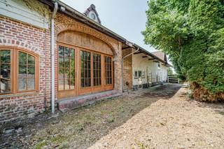 In Marilles, in een rustige en groene omgeving, biedt dit te renoveren huis (schuur) een uitstekend potentieel om een levensproject op maat te realiseren.
Gebouwd op een perceel van 501 m2 op het westen, ontwikkelt het een woonoppervlakte van 264 m2 verdeeld over 13 kamers, waaronder drie grote slaapkamers, een badkamer, verschillende bijgebouwen en twee cabrioletatics van in totaal bijna 80 m 2.
De begane grond bestaat uit een grote woonkamer, een keuken, een garage voor twee auto's, een wasruimte, een stookruimte, een kelder en een ruim bijgebouw, ideaal voor een werkplaats of een recreatiegebied.
Het huis heeft een gezonde structuur, houten en PVC dubbele beglazing kozijnen, betegeld dak in goede staat en centrale olieverwarming.
Het ligt op slechts 500 meter van een bushalte en op 6 km van een snelweg, in een rustige omgeving en toch gemakkelijk bereikbaar.
Perfect voor een renovatieliefhebber of een investeerder die op zoek is naar een project met een hoog potentieel, het pand wordt verkocht met een oud architectenproject dat op aanvraag beschikbaar is en een duidelijke visie biedt op mogelijke transformaties.
👉 Een geweldige kans om een unieke leefruimte te creëren, naar jouw beeld.
EPB G - 735 kWh / m 2, jaar - 155 352 kWh / jaar - Verslag nr. 20250525014375.
Wilt u bezoeken, neem dan contact met ons op: 0497 / 40.99.81 e-mail: alexis.bernar@weinvest.be
**** Om andere exclusieve mogelijkheden te ontvangen, nodigen wij u uit om rechtstreeks contact met ons op te nemen. We zijn beschikbaar om u te helpen bij uw aankoop- of investeringszoekopdracht en bij uw verkoopproject. Neem voor elk verzoek om een GRATIS en NIET-BINDENDE evaluatie contact op met uw expert op 0497 / 40.99.81. ****