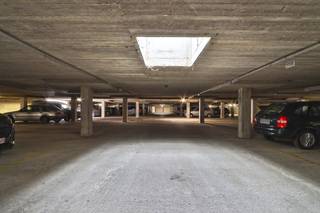 Op zoek naar een zorgeloze investering of een praktische parkeeroplossing in het centrum van Beveren? <br />Deze 3 verhuurde ondergrondse autostaanplaatsen combineren een uitstekende ligging met een onmiddellijk rendement. <br />De parkings bevinden zich in de ondergrondse garage van Residentie Rameyenhof, aan de Ciamberlanidreef 58–78, op wandelafstand van het winkeldorp van Beveren.<br /><br />Een belangrijk pluspunt is dat de autostaanplaatsen niet bijdragen in de kosten van de gemeenschappelijke delen van de appartementsgebouwen. <br />Alle staanplaatsen zijn momenteel verhuurd, wat zorgt voor een stabiele en onmiddellijke opbrengst.<br /><br />De autostaanplaatsen kunnen samen of afzonderlijk worden aangekocht, waardoor dit aanbod zowel interessant is voor investeerders die hun portefeuille willen uitbreiden als voor particulieren die op zoek zijn naar een eigen parkeerplaats in het centrum.<br /><br />Voor meer informatie of een bezoek ter plaatse kunt u ons contacteren via verkoop@homevast.be of telefonisch op 03 344 77 44.