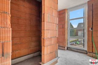 <p>Deze casco woning is rustig gelegen in de Volaardestraat te Dendermonde, een aangename buurt met vlotte verbindingen naar het centrum, winkels, scholen en belangrijke invalswegen. De woning geniet bovendien van een mooi zicht op het omliggende groen. De indeling omvat op het gelijkvloers een inkomhal met gastentoilet en een polyvalente ruimte van 28m² die naar wens kan worden ingericht als zelfstandige activiteit, bureau, extra slaapkamer of bijkomende leefruimte. Verder is er een zitruimte met open keuken, een praktische bergruimte met oa aansluiting wasmachine/droogkast en toegang tot het terras en de tuin met groen uitzicht. Op de eerste verdieping bevinden zich vier slaapkamers, waarvan één met eigen badkamer en dressing, evenals een tweede badkamer en een apart toilet. De tweede verdieping is bereikbaar via een vaste trap en biedt extra mogelijkheden om verder in te richten volgens eigen noden. Voor de woning is er meer dan voldoende plaats voor het plaatsen van meerdere wagens. Een ideale opportuniteit voor wie zijn woning volledig naar eigen smaak wenst af te werken, in een groene en goed bereikbare omgeving. TROEVEN: woning gebouwd met zeer degelijke bouwmaterialen, zeer praktisch ingedeeld, deze woning biedt u de unieke mogelijkheid om alles naar uw persoonlijke stijl aan te kleden, vrij bij akte. Meer info, vragen of een bezoek? Contacteer CHARLOTTE van IMMO TROEF: 0472 59 04 15 – info@immotroef.be</p>