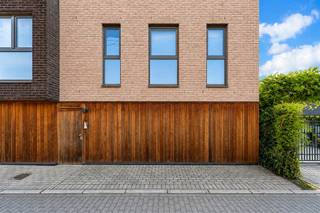 <p><span><strong>TE KOOP: Recent 2-slaapkamerappartement in het centrum van Heusden!</strong></span><br /><span>Welkom in dit recente en hoogwaardig afgewerkte appartement, gelegen op een uitstekende locatie pal in het centrum van Heusden!</span><br /><span>Een bijzondere troef van dit appartement is de privatieve toegang op het gelijkvloers. Het appartement is zowel via de straatzijde als via de achterzijde van het gebouw toegankelijk. Beide toegangen komen uit in een eigen inkomhal, waardoor u niet rechtstreeks in de woonvertrekken binnenkomt. Op het gelijkvloers bevindt zich bovendien een praktische berging. Via de trap bereikt u vervolgens de woonverdieping op de eerste verdieping.</span><br /><span>Hier komt u terecht in een ruime en lichtrijke leefruimte met open keuken. Dankzij de aangename indeling, de grote hoeveelheid natuurlijk licht en de hoogwaardige afwerking vormt deze ruimte het hart van het appartement. Aansluitend bevindt zich een praktische berging/wasruimte die voor bijkomende opslagruimte zorgt.</span><br /><span>Verder beschikt het appartement over twee ruime slaapkamers en een comfortabele badkamer, uitgerust met zowel een ligbad als een inloopdouche. Daarnaast is er een afzonderlijk gastentoilet.</span><br /><span>Het gezellige terras vormt een aangename buitenruimte waar u in alle rust kan genieten.</span><br /><span>Ook op het vlak van comfort en energiezuinigheid scoort het appartement goed. Zo beschikt het over een gunstig EPC-label B, een ventilatiesysteem C en een energiezuinige condensatieketel op aardgas.</span><br /><span>Tot slot beschikt het appartement over een overdekte autostaanplaats, zodat u steeds over een vaste parkeerplaats beschikt.</span><br /><span><strong>Ligging:</strong></span><br /><span>Het appartement is gelegen aan de Waterleidingstraat, pal in het centrum van Heusden. Winkels, supermarkten, scholen, horeca en openbaar vervoer bevinden zich op korte afstand. Ook het station en de belangrijkste verbindingswegen zijn vlot bereikbaar.</span><br /><span><strong>Indeling:</strong></span><br /><span>Inkomhal, berging, ruime en lichtrijke leefruimte met open keuken, berging/wasruimte, apart toilet, badkamer met ligbad en inloopdouche, twee ruime slaapkamers en terras.</span><br /><span><strong>Troeven:</strong></span><br /><span>- Pal in het centrum van Heusden!</span><br /><span>- Recent en hoogwaardig afgewerkt appartement!</span><br /><span>- Gunstig EPC-label B!</span><br /><span>- Ventilatiesysteem C!</span><br /><span>- Energiezuinige condensatieketel op aardgas!</span><br /><span>- Twee ruime slaapkamers!</span><br /><span>- Badkamer met ligbad én inloopdouche!</span><br /><span>- Ruime en lichtrijke leefruimte met open keuken!</span><br /><span>- Gezellig terras!</span><br /><span>- Overdekte autostaanplaats!</span><br /><span>- Twee toegangsdeuren!</span><br /><span>- Winkels, horeca en openbaar vervoer op korte afstand!</span><br /><span><strong>EPC B met certificaatnummer 20260810-0003930803-RES-1</strong></span><br /><span><strong>G-score: A</strong></span><br /><span><strong>P-score: C</strong></span><br /><span><strong>Stedenbouwkundige info: woongebied – bouwvergunning – geen voorkooprecht</strong></span></p>