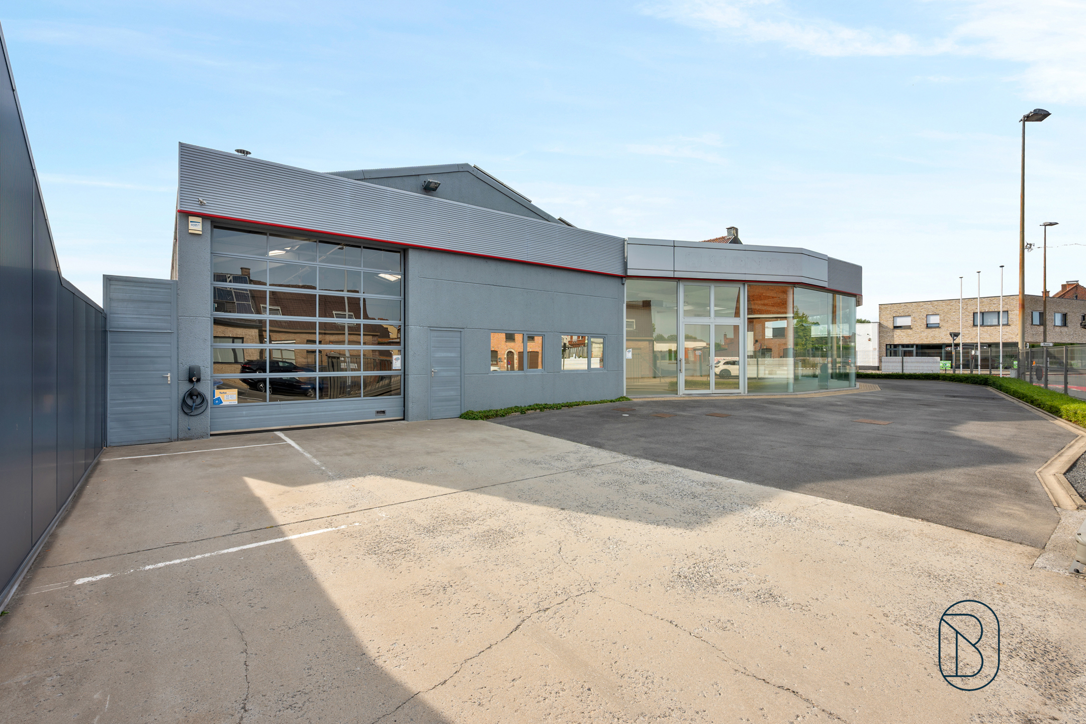 Commerciële hoek (parking, showroom en woonst) - foto 4