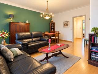 Op zoek naar een ruime woning die je volledig naar eigen smaak kan inrichten? Deze degelijk gebouwde woning in de Oudestraat 31 te Wilrijk biedt een bijzonder interessant woonvolume, een ruime tuin en tal van mogelijkheden. Of je nu droomt van een grote gezinswoning, een kangoeroewoning of een combinatie van wonen en werken: dankzij de veelzijdige indeling kan je hier alle kanten uit.<br /><br />Op het gelijkvloers geeft de voortuin rechtstreeks toegang tot de garage. Achteraan bevinden zich een extra kamer en verschillende bergruimtes, ideaal als hobbyruimte, werkplaats of extra opslag. De ruime tuin met graspartij vormt een aangename buitenruimte waar je naar eigen wens verder vorm aan kan geven.<br /><br />De eerste en tweede verdieping zijn momenteel ingericht als twee afzonderlijke wooneenheden. Beide verdiepingen beschikken over een woonkamer aan de voorzijde, een hal, een douchekamer met toilet en een keuken met slaapkamer achteraan. Deze indeling biedt interessante mogelijkheden voor wie meerdere generaties onder één dak wil laten wonen, maar evengoed voor wie de woning wil omvormen tot één ruime en comfortabele gezinswoning.<br /><br />Op de derde verdieping bevinden zich bovendien nog drie slaapkamers onder het dak. Hierdoor is er heel wat ruimte voor een groot gezin, een bureau, hobbykamers of extra slaapgelegenheid.<br /><br />De woning onderscheidt zich door haar degelijke constructie, kwalitatieve materialen en verzorgde staat. Dankzij het EPC-label B geniet je bovendien van een energiezuinig karakter, wat een mooie meerwaarde vormt voor wie op zoek is naar een ruime woning die comfort en energieprestaties weet te combineren.<br /><br />Ook de ligging is een pluspunt. Je woont in Wilrijk, op korte afstand van het centrum en De Bist, met winkels, restaurants en ontspanningsmogelijkheden in de nabije omgeving. Dankzij de vlotte verbinding met de belangrijkste invalswegen en de autosnelweg bereik je bovendien gemakkelijk Antwerpen en de omliggende gemeenten.<br /><br />De belangrijkste troeven op een rij:<br />- Ruime woning met een groot woonvolume en veel potentieel<br />- Flexibele indeling met momenteel twee afzonderlijke wooneenheden<br />- Mogelijkheid tot omvorming naar één ruime gezinswoning<br />- Ideaal voor een kangoeroewoning of inwonende familieleden<br />- Drie extra slaapkamers op de derde verdieping<br />- Inpandige garage, plus extra staanplaats voor de woning<br />- Ruime tuin met tal van mogelijkheden<br />- EPC-label B<br />- Gelegen nabij het centrum van Wilrijk en De Bist<br />- Vlotte verbinding naar Antwerpen en de autosnelweg<br /><br />Ben je op zoek naar een woning met ruimte, een interessante indeling en de mogelijkheid om er helemaal jouw eigen thuis van te maken? Dan is deze eigendom in Wilrijk zeker een bezoek waard!