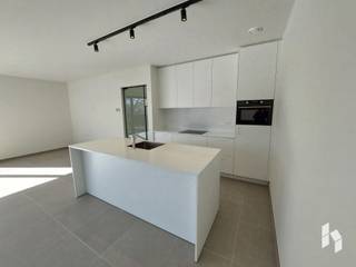 Stijlvol nieuwbouwappartement ( 96 m² ) op de tweede verdieping met 2 slaapkamers en mooi terras ( 17 m² ) in het centrum van Neerpelt! <br />Ondergronds is er een autostaanplaats en berging aanwezig. Dit is een energiezuinig BEN appartement. <br /><br />Het appartement bevindt zich in Residentie Jolly.<br /><br /><strong>BIJZONDERHEDEN:</strong><br />- Volledig geschilderd<br />- Verlichting is voorzien, behalve in zithoek en eethoek<br />- Zonnepanelen <br />- Extra berging op terras <br />- Gemeenschappelijke kosten €80/maand<br />- Beschikbaar vanaf 1/12/2026 <br /><br />
<p>Indeling: Inkomhal, Woonkamer, keuken, toilet, badkamer, wasplaats, 2 slaapkamers, terras met berging</p>
<p><span>Indien u een bezichtiging wenst, gelieve u hieronder kandidaat te stellen.<br /></span><span>Zodra we u hiervoor selecteren, contacteren we u voor een afspraak.</span></p>
<p><span>Door de grote toestroom van huuraanvragen, zijn we niet in de mogelijkheid iedereen persoonlijk te beantwoorden, indien u binnen 10 dagen geen reactie van ons heeft ontvangen, komt u niet in aanmerking voor dit pand.</span></p>