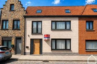 Leuke stadswoning met zonnige zuidgerichte tuin en uitbreidingspotentieel in hartje Ieper. Opp: 258m².In het centrum van Ieper, in een aangename en...