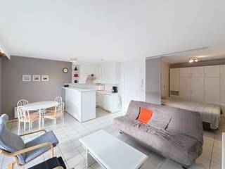 Spacious furnished studio with sleeping corner for rent in Nieuwpoort located on the third floor of the Residence “Morgenzon”. The studio is very centrally located near the Zeedijk, shops, restaurants and public transport. General costs:Available from 01/03/2026.Possibility to rent a garage box in the building for 130 euro per month.Layout:------Advantages:- sunny terrace- very centrally located- ready to move in- communal bicycle shed- very favorable EPCAre you interested in this property for rent in Nieuwpoort? Go to the website www.dewaele.com, click on the property you want to rent. Via the red button “request your visit”, we ask you to fill out a profile briefly. After that, we will contact you for a visit. Appointments cannot be made by phone.