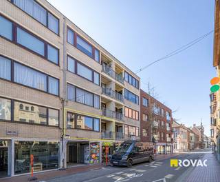 Dit appartement is ideaal gelegen in het centrum, op wandelafstand van openbaar vervoer, winkels en andere voorzieningen.<br /><br />Het appartement bevindt zich in een verzorgd gebouw met lift en omvat de volgende indeling: inkomhal, lichtrijke leefruimte, ingerichte keuken, twee slaapkamers waarvan één met toegang tot een rustig gelegen terrasje aan de achterzijde. Verder beschikt het appartement over een praktische berging, een badkam en een extra terras aan de voorzijde.<br /><br />Op het gelijkvloers is er een privatieve autostandplaats en een eigen berging inbegrepen. Daarnaast is er een gemeenschappelijke fietsenberging beschikbaar voor de bewoners.<br /><br />Het appartement wordt momenteel verhuurd (betalingen verlopen correct). <br /><br />Troeven op een rij:<br /><br />- Centrale ligging, nabij openbaar vervoer en faciliteiten<br />- EPC-label B – energiezuinig wonen<br />- Inclusief autostandplaats<br />- Twee terrassen (voor- en achteraan)<br />- CV op aardgas<br />- Lift aanwezig
