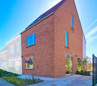 BEZOEK? Bel 09/225.00.78 - In het charmante Zevergem, deel van Nazareth-De Pinte, bevindt zich deze architecturaal afgewerkte nieuwbouwwoning...