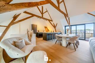 In dit huis voel je je meteen thuis!<br />Achter de charmante gevel schuilt een volledig gerenoveerde woning die klasse, comfort en functionaliteit perfect combineert.<br />Hier voel je je onmiddellijk thuis dankzij de warme materialen, het doordachte interieur en de groene omgeving.<br />Indeling:<br />Verdieping (leefruimte)<br />•Ruime, lichtrijke leefruimte met open indeling<br />•Volledig ingerichte moderne keuken met kwalitatieve toestellen<br />•Open trap in hedendaagse stijl<br />•Aansluitend dakterras met prachtig uitzicht — ideaal voor ontspanning of gezellig tafelen<br />Gelijkvloers<br />•Twee slaapkamers, elk met eigen badkamer en maatwerkoplossingen<br />•Derde kamer bruikbaar als extra slaapkamer, bureel of praktijkruimte (vrij beroep, nagelstyliste, massage, …)<br />•Grote polyvalente ruimte, perfect als wasplaats of bergruimte<br />•Rechtstreekse toegang tot de aangelegde tuin met charmant buitenhuisje<br />Buitenruimte<br />•Gezellige, onderhoudsvriendelijke tuin met sfeervolle buitenverlichting<br />•Oprit voor twee wagens<br />•Ruime, afgewerkte garage<br />•Verzorgde afwerking met houten accenten, aangelegd pad en stijlvolle beplanting<br />Afwerking &amp; materialen<br />•Volmassief parket en natuursteen<br />•Gebruik van hoogwaardige materialen<br />•Oog voor detail in elk interieur- en exterieuronderdeel<br />Ligging Gelegen in een groene en rustige omgeving, maar toch:<br />•Op wandelafstand van winkels en horeca<br />•Nabij station en belangrijke verbindingswegen<br />•Een ideale balans tussen rust en bereikbaarheid<br />Extra troeven<br />•Voorzien van zonnepanelen<br />•Energiezuinige woning met uitstekend EPC<br />•Instapklaar, stijlvol en praktisch<br />•Geschikt voor combinatie wonen &amp; werken<br />Kortom: deze woning biedt de perfecte mix van charme, kwaliteit en comfort op een absolute toplocatie.<br />Een bezoek zal je overtuigen!