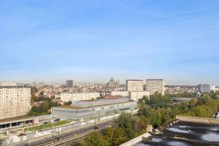 MOLENBEEK SAINT JEAN - This 1-bedroom flat (approx. 60 m²) with a large terrace and a superb view over Brussels was built in 2020. This flat comprises an entrance hall, a fully equipped kitchen, a large bright living room opening onto a large terrace with a beautiful view, a storage room with washing machine connections, a bathroom, a separate toilet, a cellar and a parking space in the basement. Charges ± €100/month for communal areas + gas provision for hot water and heating. Meets the latest energy standards thanks to its PEB B- rating. Ideal for a first-time buyer (to live in or to invest with a guaranteed return!). Under ten-year warranty. PEB B-. Parking mandatory (+ €25,000). Viewing by appointment with our Trevi team: 02.340.24.73 - new@trevi.be