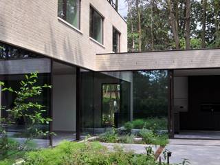 Stijlvolle architecturale nieuwbouwwoning, gerealiseerd door Oostkaai Design & Build, gelegen in het groene en gegeerde Kalmthout.<br /><br />Op een perceel van 800 m² geniet je hier van een perfecte combinatie van design, comfort en energiezuinigheid (E-peil -17). De woning baadt in het licht dankzij grote raampartijen en biedt vanuit elke ruimte een mooi zicht op de volledig aangelegde tuin. Het ruime terras en de zuidwestoriëntatie zorgen ervoor dat je de hele dag van de zon kan genieten.<br /><br />Binnen kom je tot rust in een open en harmonieus geheel van leefruimte en keuken, afgewerkt met kwaliteitsmaterialen zoals visgraatparket en gepolierde betonvloeren. De moderne keuken is volledig uitgerust en vormt het hart van de woning.<br /><br />Op de verdieping vind je 3 volwaardige slaapkamers, waaronder een master met dressing, en een stijlvolle badkamer met vrijstaand bad en inloopdouche. Extra troeven zijn de praktische kelder en de afzonderlijke tuinberging.<br /><br />Ook technisch is deze woning volledig toekomstgericht, met o.a. een warmtepomp met diepteboring en passieve koeling, zonnepanelen met batterij en een ventilatiesysteem D.<br />Rustig gelegen, maar toch vlakbij scholen, winkels, station en de Kalmthoutse Heide.<br /><br /><br />Belangrijkste troeven<br /><br />• Volledig instapklaar en geschilderd<br />• Hoogwaardige afwerking<br />• Domotica (Niko Home Control)<br />• 18 zonnepanelen + batterij<br />• Warmtepomp met vloerverwarming en passieve koeling<br />• Regenwaterrecuperatie (15.000 l)<br />• Aluminium schrijnwerk met driedubbele beglazing<br />• Aankoop onder registratie met slechts 2% registratierechten<br /><br /><br />Maak snel een afspraak voor een bezoek: bloemenlei@oostkaai.be