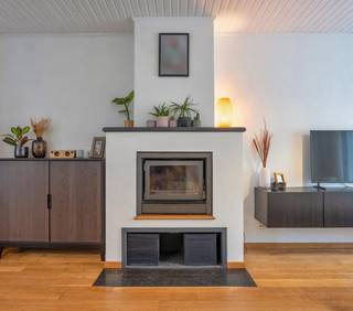 Instapklare half open bebouwing met drie slaapkamers, tuin en zonnepanelen.
Deze gezellige woning bevindt zich in een groene omgeving en heeft volgende indeling:
Op het gelijkvloers een inkomhal.
Een lichtrijk leefgedeelte op parket vloer, een ingebouwde houtkachel, overal dubbel glas en rolluiken.
Een volledig ingerichte keuken, met kookgedeelte, spoelbak, oven, koelkast en nieuwe vaatwasser.
Een ruime badkamer met ligbad, douche en dubbele lavabo en natuurlijke verluchting. Apart toilet.
Technische ruimte met CV ketel en plaats voor wasmachine en droogkast met doorgang naar de tuin.
Op de eerste verdieping twee slaapkamers, waarvan één ingericht als dressing.
De tweede verdieping omvat een volledig afgewerkte, derde slaapkamer.
De tuin is zuidoost gelegen, terras aan de woning en achteraan een tuinhuis/garage, met tweede overdekt terras.
EPC D (geen renovatieplicht), Elektriciteit conform, geen asbest, geïsoleerd dak met zonnepanelen.
Deze woning is rustig gelegen maar toch in de directe omgeving van het centrum, scholen en openbaar vervoer. Verschillende fiets en wandelroutes in de buurt.