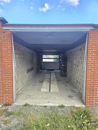 Zeer ruime garagebox te koop in Mechelen op centrale locatie. De garagebox is voorzien van een manuele poort en is in perfecte goede staat. Er is...