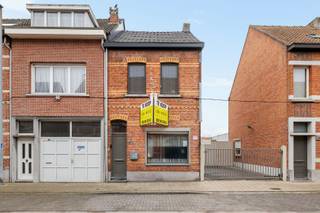 BEZOEKMOMENT VRIJDAG 13/02 VAN 14U TOT 18U. SCHRIJF JE IN VIA ONZE WEBSITE!<br />Deze gezellige en gerenoveerde woning is centraal gelegen in de Hogenakkerstraat te Sint-Niklaas, op korte afstand van winkels, scholen, openbaar vervoer, het station en belangrijke invalswegen.<br />De woning telt ca. 135 m² bewoonbare oppervlakte en is gelegen op een perceel van meer dan 200 m². Binnenin geniet je van een ruime en lichtrijke leefruimte met aansluiting op de zuidgerichte tuin, ideaal om tot rust te komen.<br />Op het gelijkvloers bevindt zich de badkamer met douche/bad, wastafel en toilet. Verder zijn er drie volwaardige slaapkamers, geschikt voor een gezin, bureau of hobbyruimte.<br />Technisch scoort de woning sterk:<br />•EPC C<br />•Volledig asbestveilig<br />•Nieuw dak met 10 cm dakisolatie<br />•3 lucht-lucht warmtepompen met 6 binnenunits<br />•PVC hoogrendementsbeglazing<br />•Rolluiken<br />De woning is onmiddellijk bewoonbaar en biedt nog mogelijkheden tot beperkte verdere afwerking, zodat je alles naar eigen smaak kan afwerken.<br />Een zeer interessante starterswoning met een sterke ligging, degelijke renovaties en veel potentieel. Bel ons nu voor een afspraak op het nummer: 052/46.38.03 en wie weet tot binnenkort!