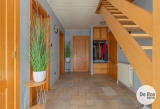 EERSTE BEZOEKDAGEN DINSDAG 25/08 EN WOENSDAG 26/08 VAN 17u TOT 20u (enkel op afspraak!)<br /><br />HOFSTADE - Deze perfect uitgeruste, goed onderhouden woning bevindt zich in een rustige verkaveling te Hofstade. De ligging van dit pand is bijzonder aantrekkelijk met scholen, winkels en horecazaken in de directe omgeving. Daarnaast geniet deze woning van een heel goede bereikbaarheid door de nabijheid van het openbaar vervoer, het station, belangrijke invalswegen en de E40.<br /><br />Naar indeling toe bevindt zich op het gelijkvloers een inkomhal met gastentoilet, een lichtrijke woonkamer, een vernieuwde keuken (2020), een berging, een badkamer, een slaapkamer en een ruime garage die plaats biedt aan twee wagens. De eerste verdieping is momenteel 1 open ruimte maar biedt mogelijkheid tot het creëren van slaapkamers, extra badkamer, hobbyruimte, bureel,... <br /><br />Naar comfort toe beschikt deze woning over centrale verwarming op aardgas, een conforme elektriciteitsinstallatie, zonnepanelen (14), twee thuisbatterijen, dubbele beglazing (hout), airco,...<br /><br />De leuke, onderhoudsvriendelijke tuin is de grootste troef!<br /><br />Kortom, bent u opzoek naar een perfecte uitgeruste woning waar minstens 3 slaapkamers mogelijk zijn, op een goede locatie met tuin? Aarzel dan niet en maak snel uw afspraak: 053/60.65.60<br /><br />De vermelde prijs is een richtprijs. Na ontvangst van de biedingen zal de verkoper beslissen of hij/zij de eigendom verkoopt aan het beste bod. De richtprijs is aldus niet bindend voor de verkoper. Voor meer info kunt u ons contacteren of het reglement raadplegen op onze website.