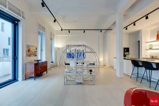 <p><strong>Exclusieve loft met terras op een unieke locatie aan het MAS</strong></p>
<p>Aan de voet van het MAS, op een van de meest begeerde locaties van Antwerpen, bevindt zich deze karaktervolle loft. Het appartement ligt in het binnengebied van een standingvol gebouw en biedt een uitzonderlijke combinatie van ruimte, licht en verfijnde afwerking. Met cultuur, horeca en de jachthaven op wandelafstand vormt dit de ideale uitvalsbasis voor wie houdt van stadsleven met klasse.</p>
<p>De riante leefruimte is opgevat als een open en luchtig geheel, met verschillende zones die elk een eigen sfeer creëren: een gezellige zithoek, een aparte ruimte voor televisie en een royale eetplaats. De televisiekamer kan eventueel nog ingericht worden als afgesloten bureauruimte. De hoge plafonds versterken het ruimtelijk gevoel en laten het daglicht overvloedig binnen. Via grote schuiframen bereik je het zonnige terras, gericht op het oosten en zuiden, waar je uitkijkt op de kalme binnentuin — een zalige plek om tot rust te komen.</p>
<p>De keuken vormt een absolute troef voor wie graag kookt. Ze is volledig uitgerust met kwaliteitsvolle Miele-apparatuur en beschikt over meer dan voldoende opbergmogelijkheden. Aansluitend bevindt zich een praktische bijkeuken/berging met twee wijnklimaatkasten.</p>
<p>De master bedroom is ontworpen als een privé-slaapgedeelte met en suite dressing en een stijlvolle riante badkamer voorzien van inloopdouche en dubbele wastafel. Daarnaast is er een tweede slaapkamer, ideaal als logeerkamer of home office, met een eigen badkamer vlakbij. Verder is er nog een apart gastentoilet.</p>
<p>Doorheen de hele loft zorgen maatkasten tot aan het plafond voor een perfect gevoel van orde en ruimte. De eiken parketvloer brengt warmte en karakter in het interieur en vormt een harmonieus geheel met de moderne uitstraling van het appartement.</p>
<p></p>
<p><strong>Troeven</strong></p>
<ul>
<li>
<p>EPC: B</p>
</li>
<li>
<p>Elektriciteitskeuring conform</p>
</li>
<li>
<p>Ondergrondse autostaanplaats in het gebouw beschikbaar voor aankoop (€45.000)<br /><br />Voor meer informatie, ook na de kantooruren of tijdens het weekend, contacteer Ellen via 0474/84.54.29 of ellen@reds.be</p>
</li>
</ul>