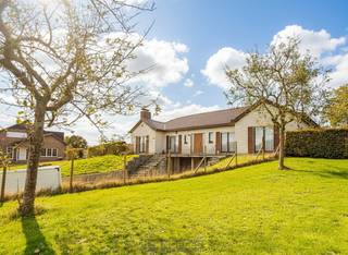Vlot bereikbare VILLAWONING MET ROYALE STRAATBREEDTE IN EEN LANDELIJKE OMGEVING. De woning beschikt over DRIE VOLWAARDIGE SLAAPKAMERS, een...