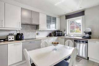 Verzorgd en instapklaar appartement (bew. opp. van 165 m²) met 2 slaapkamers en 2 terrassen, gelegen in residentie Molenhof, vlakbij het centrum van Turnhout.<br /><br />INDELING<br /><br /><strong>1e verdieping</strong><br />Het appartement is bereikbaar via de lift en omvat volgende:<br />- ruime inkomhal met vestiaire &amp; gastentoilet<br />- woonkamer (45m²) met open keuken (14m²) voorzien van vaatwasser, ceramische kookplaat, koelkast en dubbele spoelbak<br />- berging met maatkasten &amp; aansluiting voor wasmachine/droogkast<br />- slaapkamer 1 (22m²) &amp; slaapkamer 2/bureau (16m²)<br />- badkamer (12m²) met douche, bad en dubbel meubel<br /><br /><strong>Kelder</strong><br />De ondergrondse autostaanplaats en afgesloten berging zijn verplicht bij aan te kopen aan 20.000 euro.<br /><br /><strong>BIJZONDERHEDEN</strong><br />- lift aanwezig<br />- verwarming op gas<br />- asbestvrij<br />- EPC label A - 86kWh/m² jaar<br />- verhuurd<br /><br /><strong>POSITIEVE ASPECTEN</strong><br />- aangenaam, lichtrijk appartement<br />- topligging, vlakbij het centrum<br />- goed onderhouden<br />- 2 terrassen<br /><br /><em>Stedenbouwkundige info in aanvraag.</em>